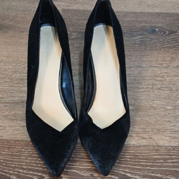 Marc Fisher Black Pointed Block Heels Velvet Size 7 - Picture 1 of 8